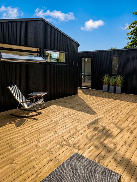 Terrasse med gyngestol og direkte adgang til skur — Pergolahuset