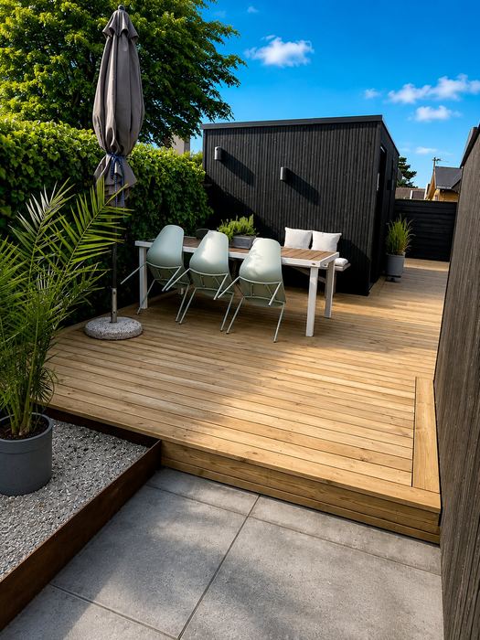 Terrasse med havemøbler og beplantning — Pergolahuset