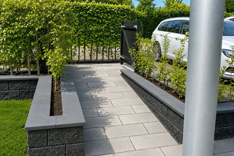 Indkørsel med belægning og beplantning — Kulhuse