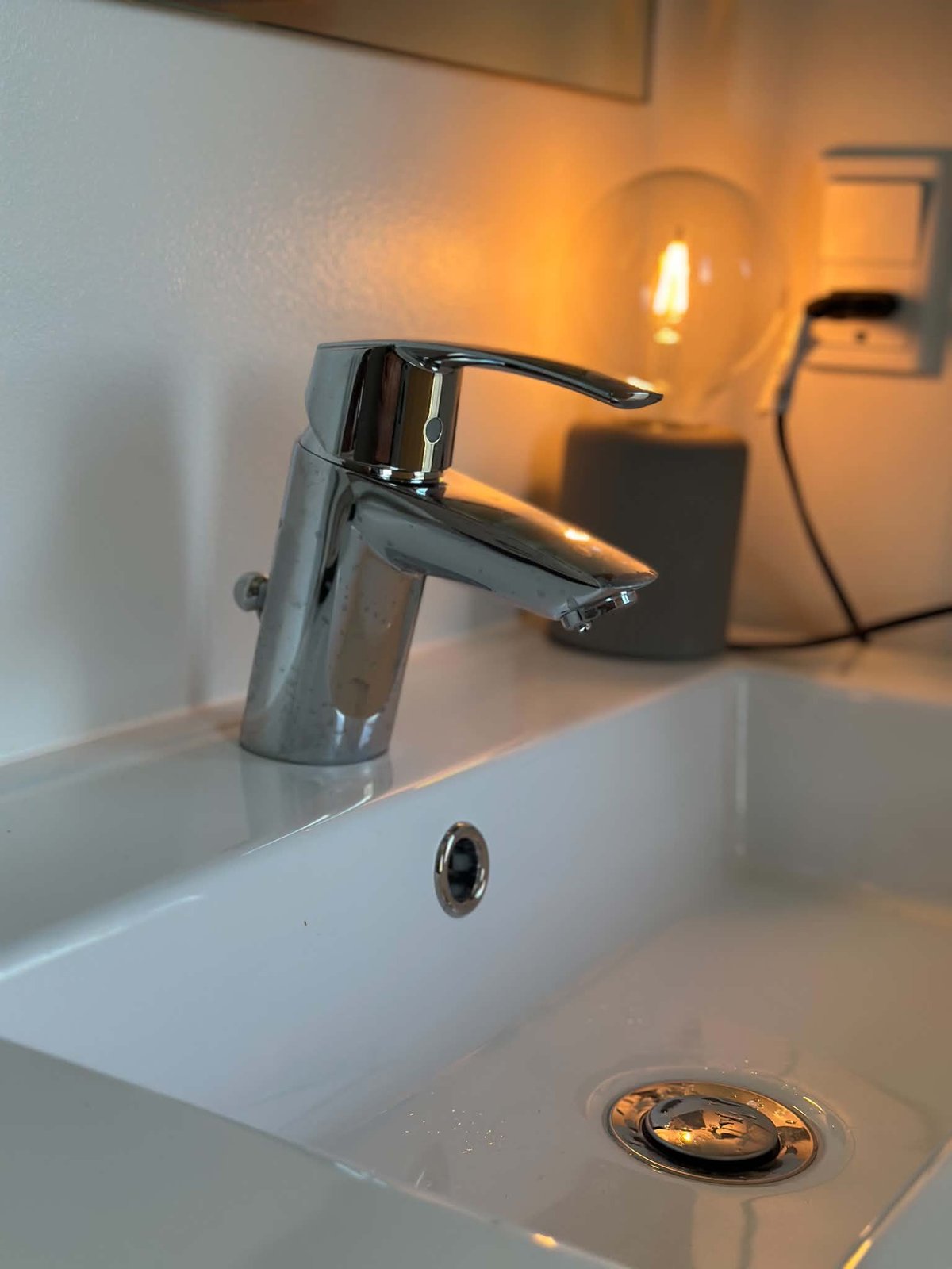 Detalje: armatur og porcelænsvask — A-huset