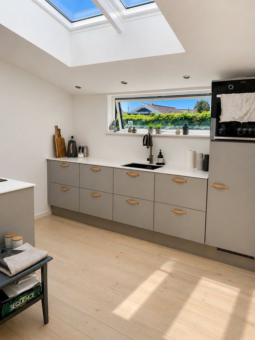 Moderne køkken med Velux ovenlys og Superwood facade — Pergolahuset